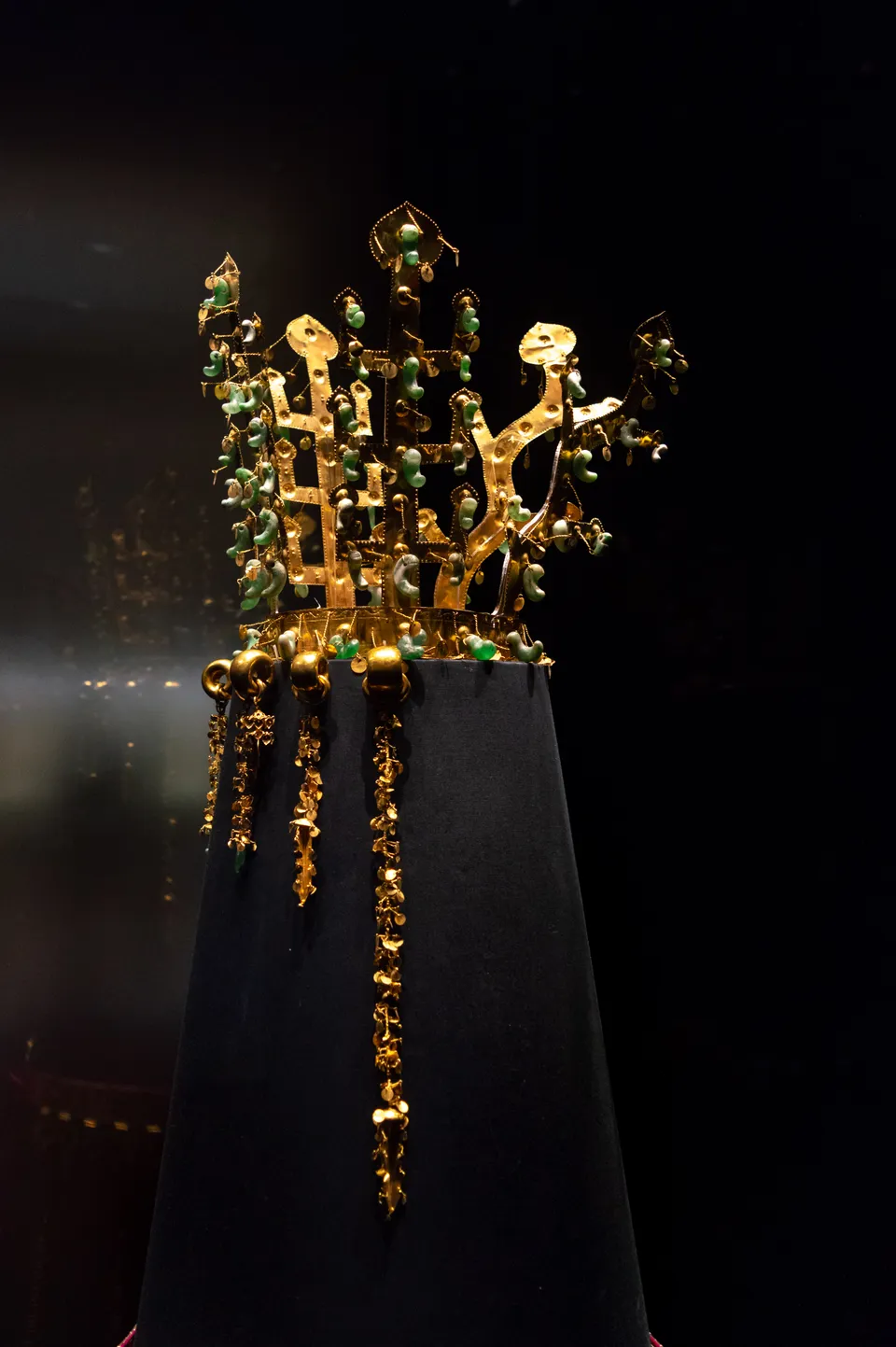 Gold crown from the north mound of Hwangnam Daechong — tree- and antler-shaped uprights with jades and spangles