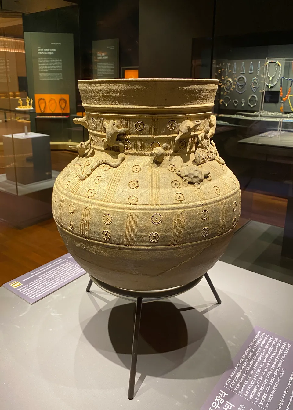 Long-necked jar with clay figurines — Silla pottery, Gyeongju National Museum