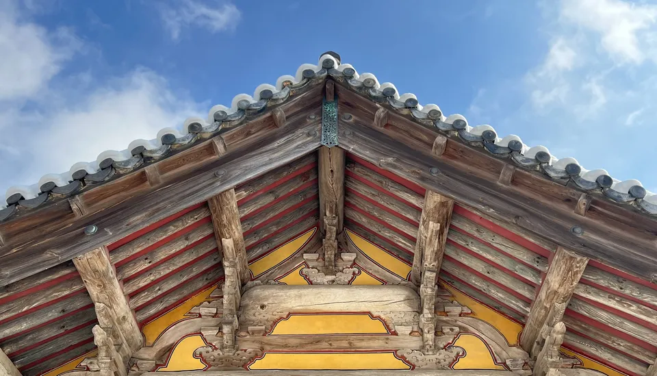 Daeungjeon, Sudeoksa, Yesan — a jusimpo hall with a gabled roof, built in 1308