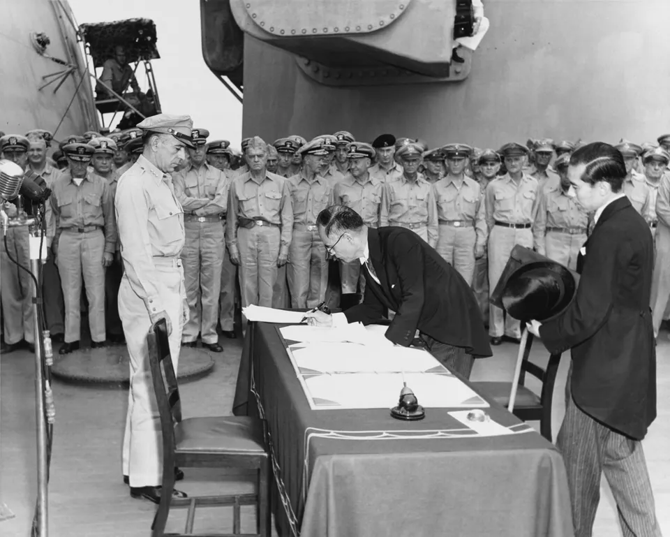 미주리호에서 항복 문서에 서명하는 일본 외무대신 시게미쓰 마모루 — 1945년 9월 2일, 도쿄만