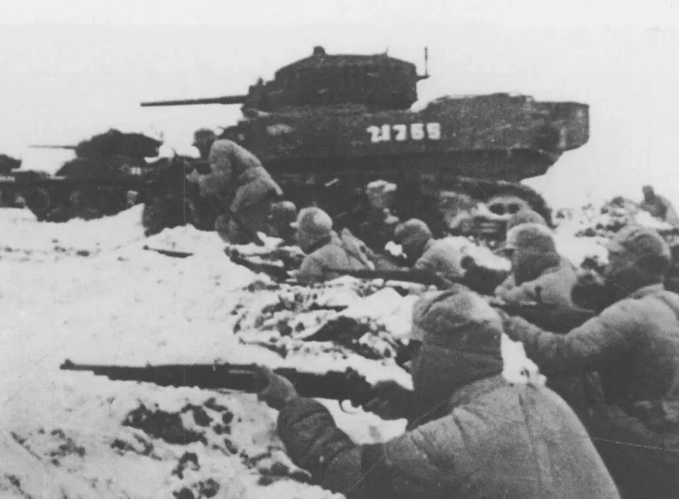 화이하이 전역에서 보병과 함께 공격하는 인민 해방군 화둥 전차 대대 — 1948년