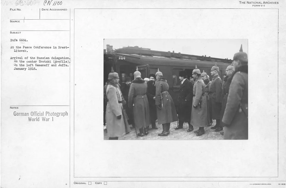브레스트리토프스크에 도착한 소비에트 대표단 — 가운데 옆모습이 트로츠키, 1918년 1월
