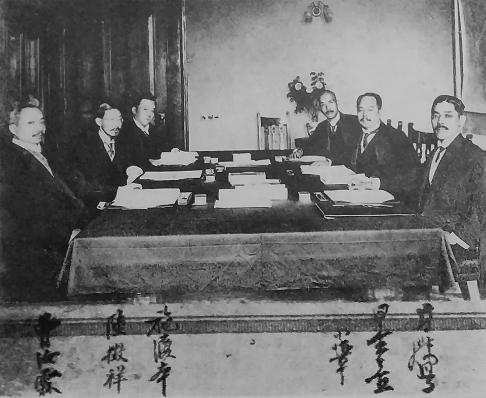 21개조 요구에 따른 조약에 서명한 뒤의 중국·일본 대표 — 1915년
