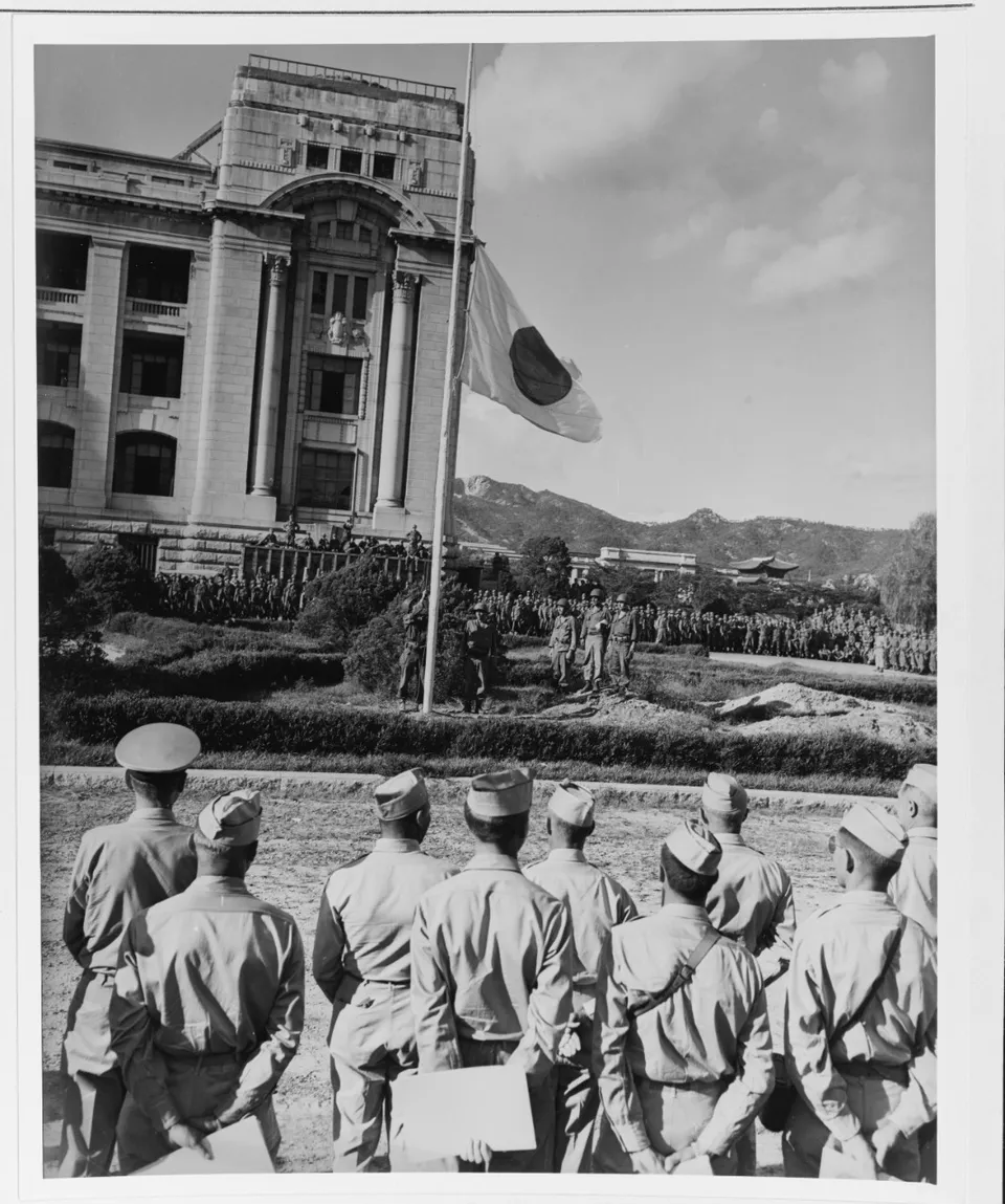 조선 총독부 청사에서 일장기를 내리는 미군 — 1945년 9월 9일 항복 조인식