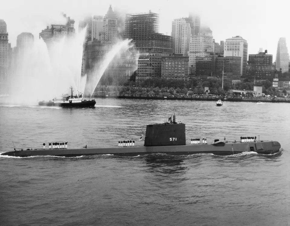 USS Nautilus entering New York Harbor after its voyage under the North Pole (25 August 1958)