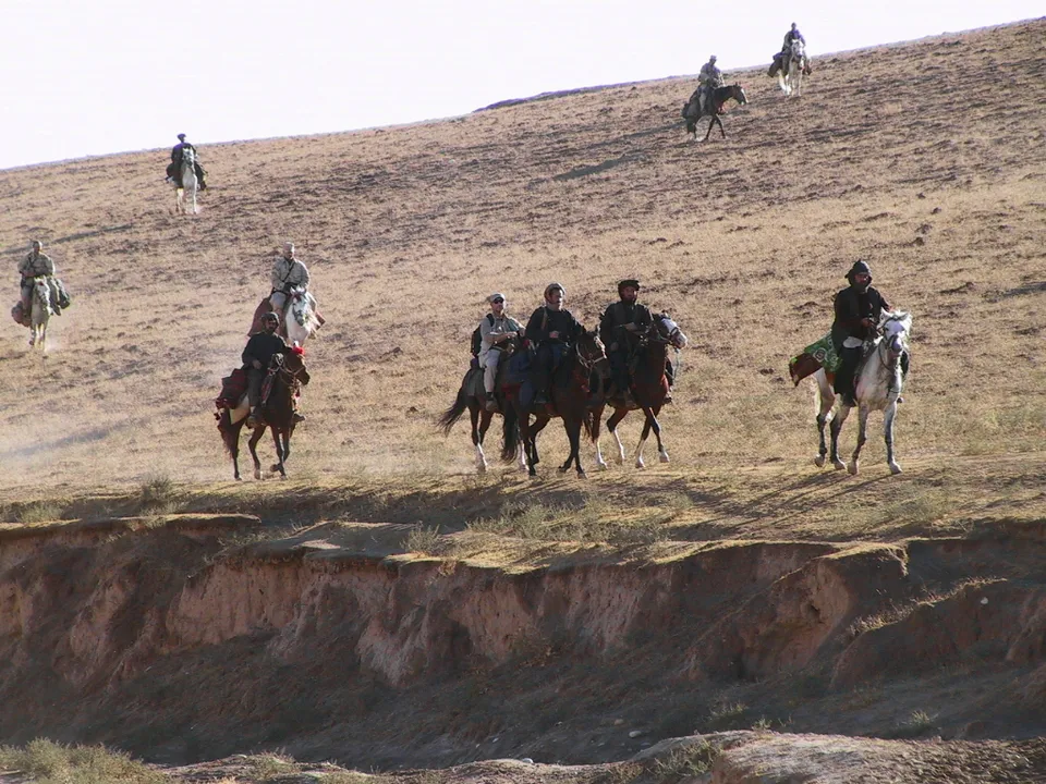 말을 타고 북부 동맹과 함께 움직이는 미국 특수부대 — 2001년 11월, 아프가니스탄
