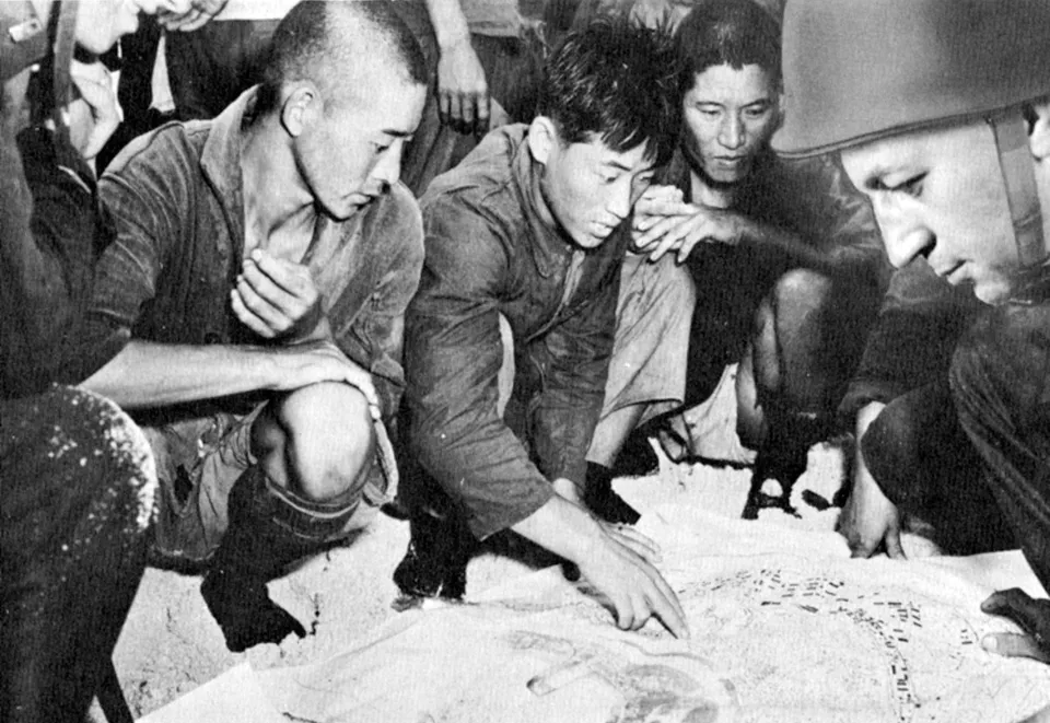 남양 군도 콰절린섬에 끌려온 한국인 노무자들 — 1944년 2월