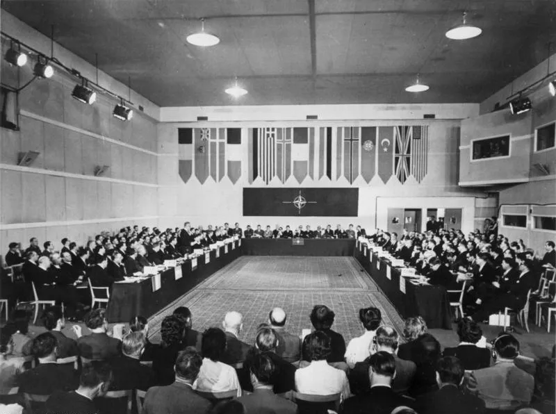 파리의 NATO 이사회에서 서독의 가입을 맞는 의식 — 1955년 5월, 독일 연방 기록 보관소 (사진가 모름)
