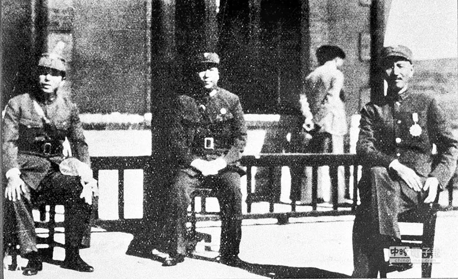 사건 두 달 전의 장쉐량(왼쪽)·양후청(가운데)·장제스(오른쪽) — 1936년 10월