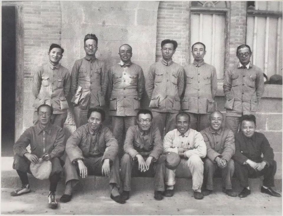 옌안에서 열린 공산당 제6기 6중전회의 주석단 — 1938년 가을