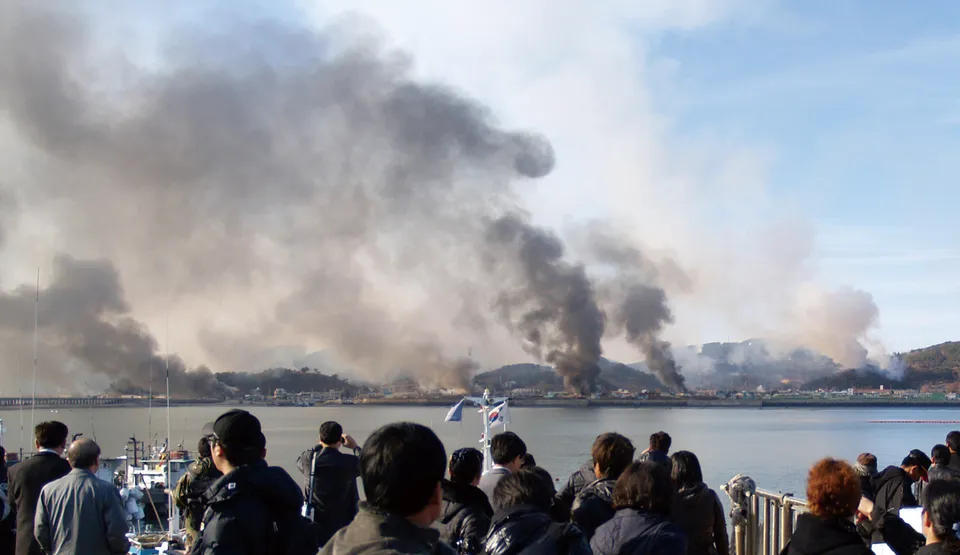 북한의 포격으로 곳곳에서 불길이 오르는 연평도 — 2010년 11월 23일