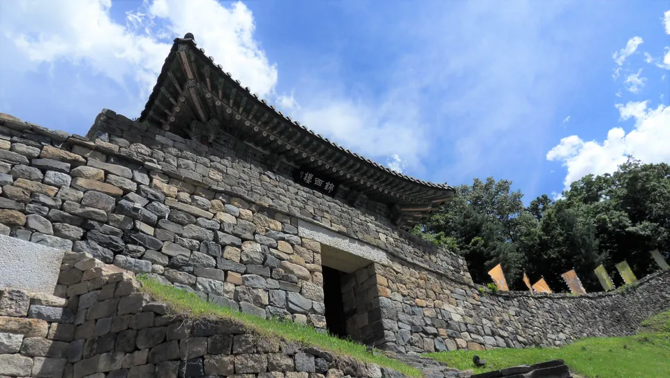 Geumseoru Gate of Gongsanseong, Gongju — where King Injo took refuge during Yi Gwal's rebellion