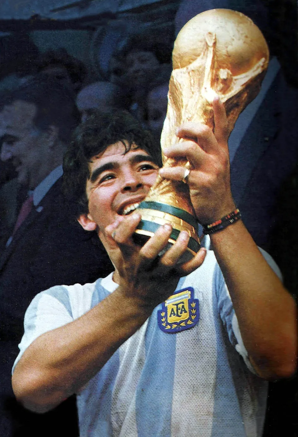 월드컵 트로피를 든 마라도나 — 1986년 6월 29일, 멕시코시티 아스테카 경기장