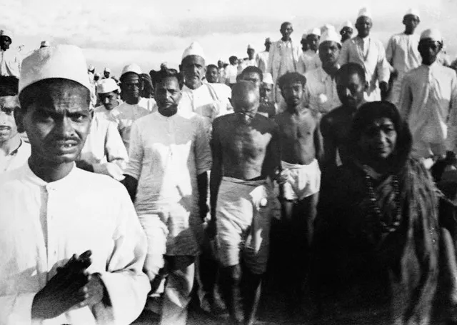 소금 행진 중의 간디 — 1930년 3–4월
