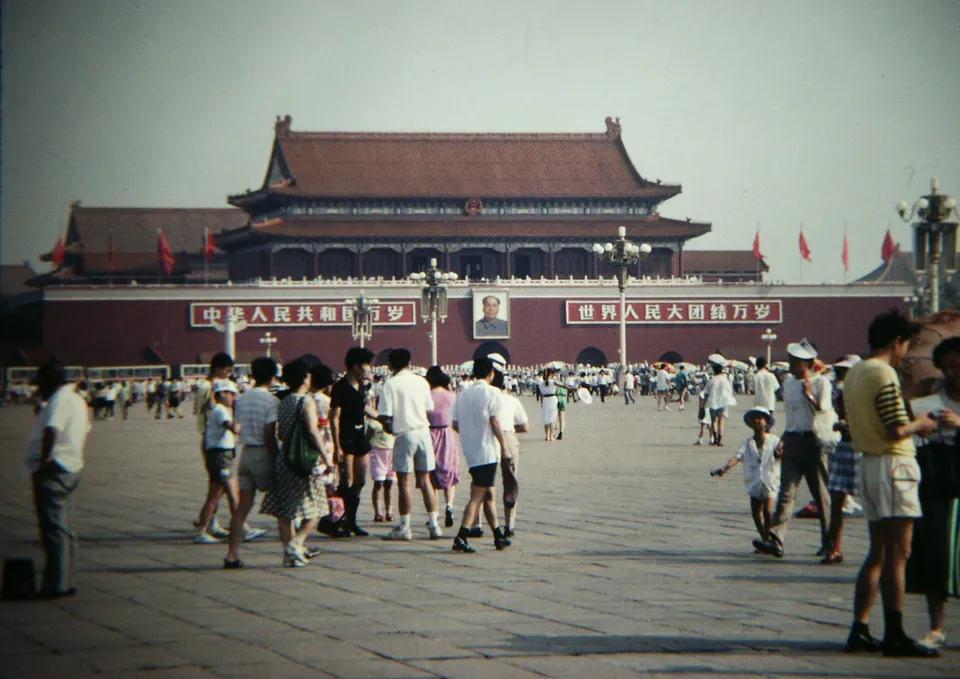 마오쩌둥의 초상이 걸린 베이징 톈안먼 — 1949년 건국 선포와 1966년 홍위병 집회의 무대, 게리 토드 촬영, 1991년