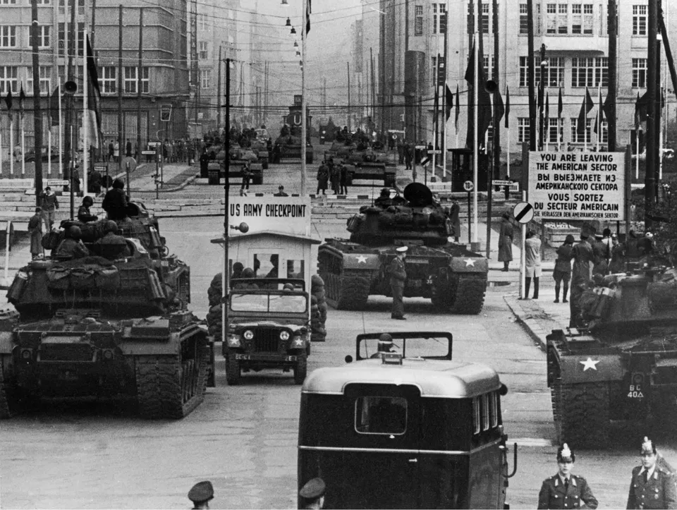 베를린 체크포인트 찰리에서 마주 선 미국과 소련의 전차 — 1961년 10월