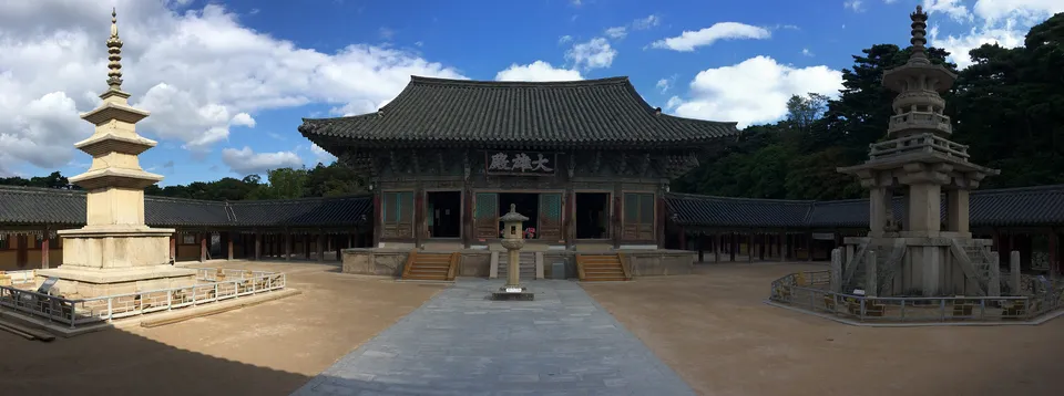 불국사 대웅전 앞의 석가탑(3층 석탑)과 다보탑 — 통일 신라 석탑의 두 모습
