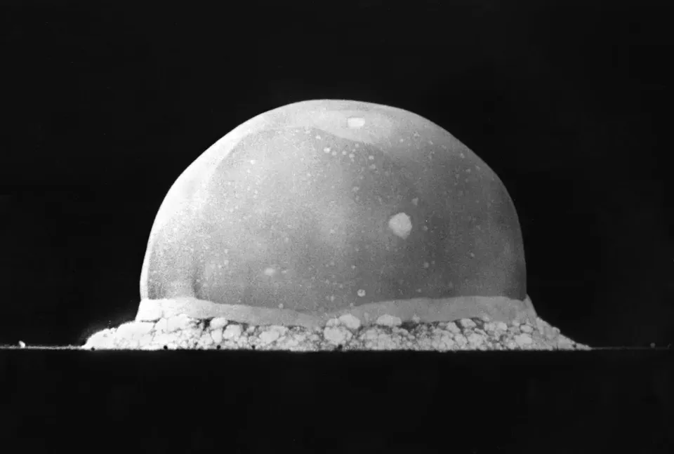 트리니티 실험 — 세계 첫 원자 폭탄이 터지고 0.016초 뒤의 불덩이, 1945년 7월 16일 뉴멕시코