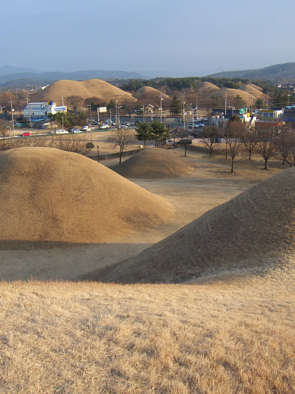 경주 대릉원 — 황남대총·천마총 같은 신라의 돌무지덧널무덤이 모인 곳